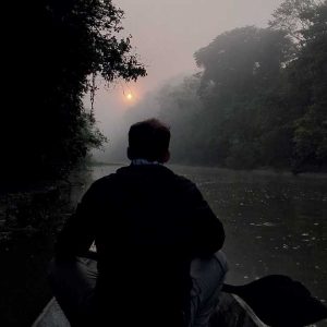 Navegando al amanecer por los ríos del Amazonas.