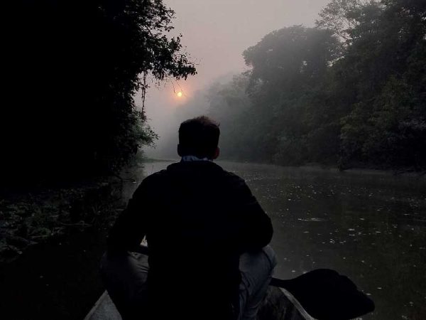 Navegando al amanecer por los ríos del Amazonas.