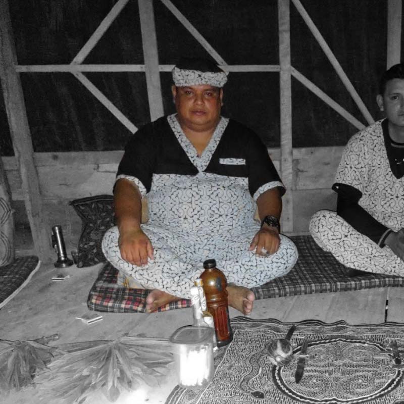 Chamán realizando un ritual de ayahuasca en la selva amazónica cerca de Iquitos, guiando una experiencia espiritual profunda.