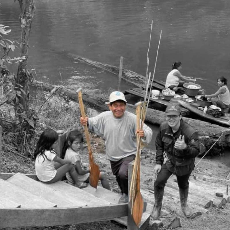 Guías y comunidad local en la selva amazónica cerca de Iquitos, mostrando cultura y tradiciones en tours fluviales.