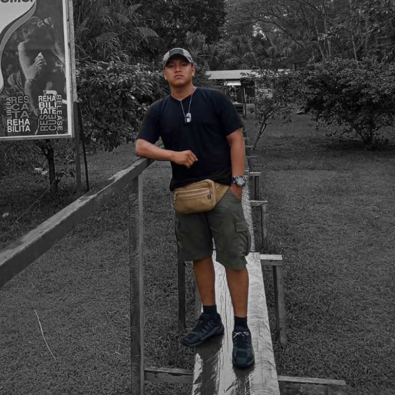 Guía turístico experto en la selva amazónica, preparado para liderar tours desde Iquitos.