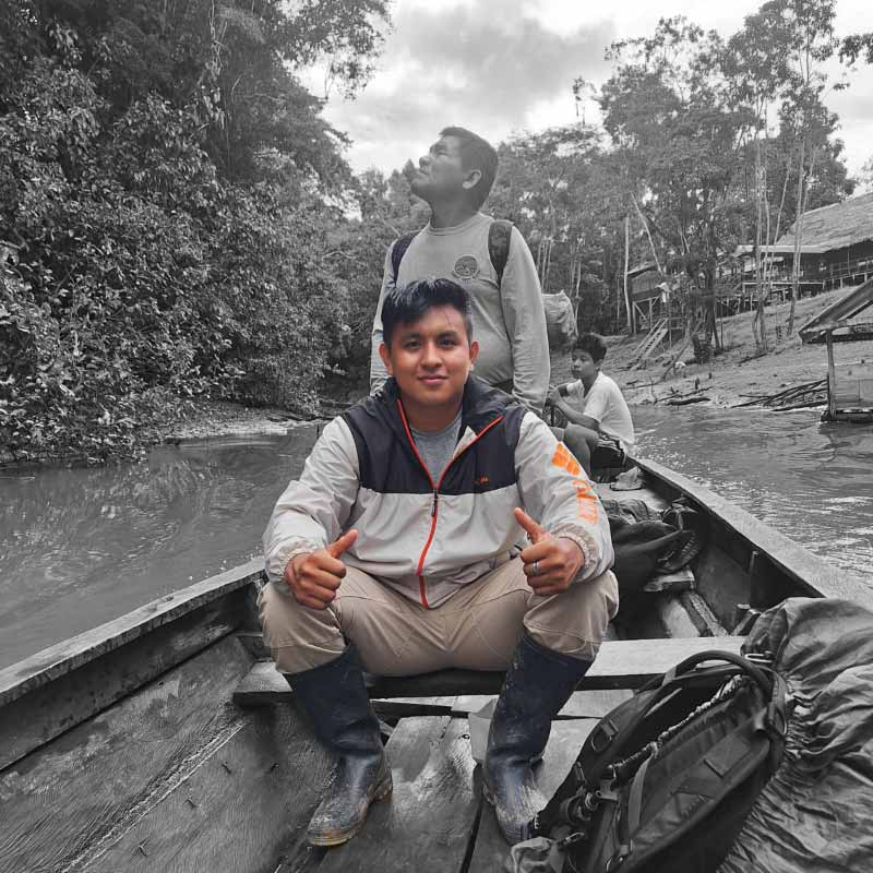 Guía de tours navegando por los ríos del Amazonas desde Iquitos, ofreciendo experiencias únicas en la selva.