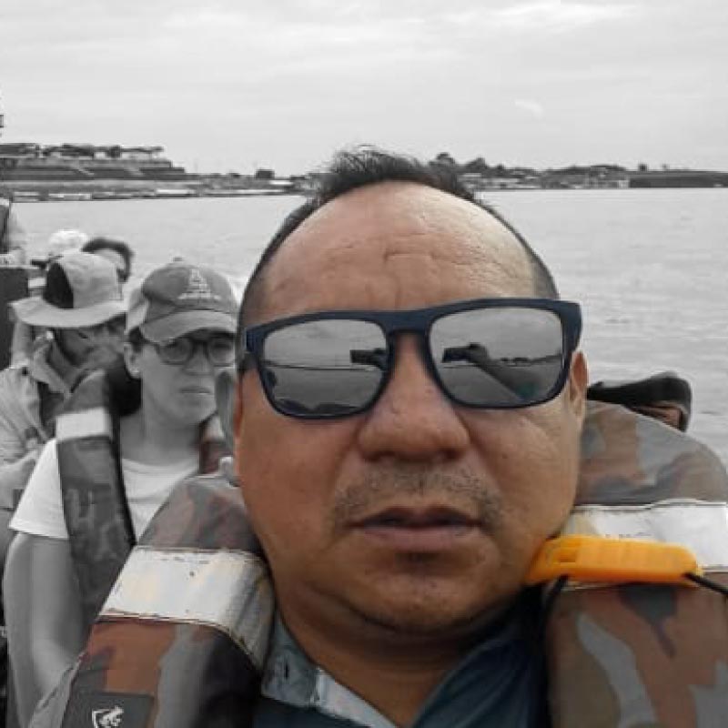 Guía turístico en Iquitos liderando tours fluviales por la selva amazónica para visitantes internacionales.