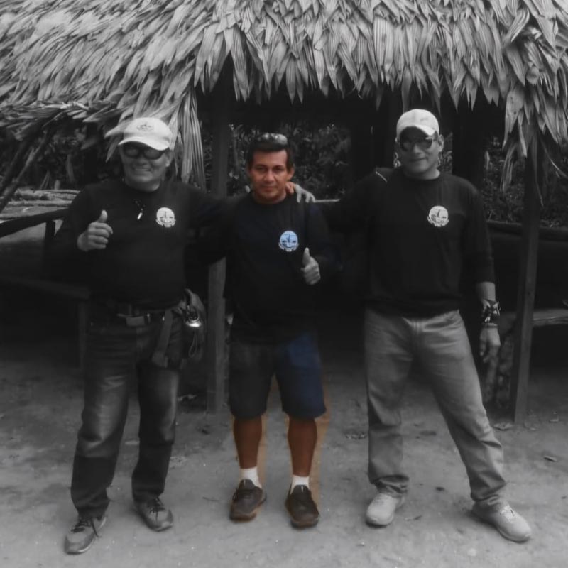 Equipo de guías locales en la selva amazónica cerca de Iquitos, especializados en tours y expediciones.