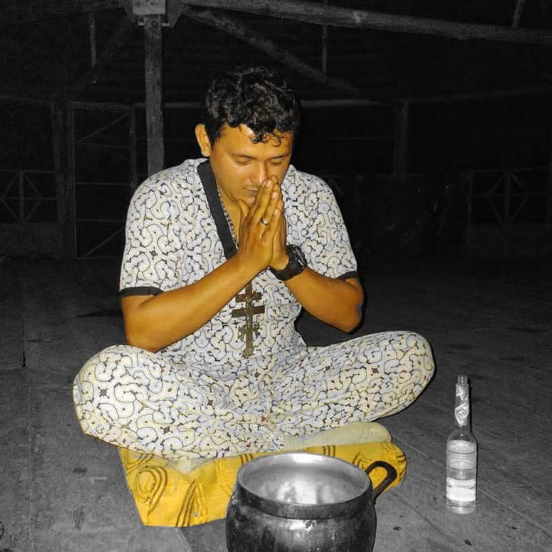 Maestro chamán guiando un retiro de ayahuasca en la selva amazónica cerca de Iquitos, una experiencia espiritual única.