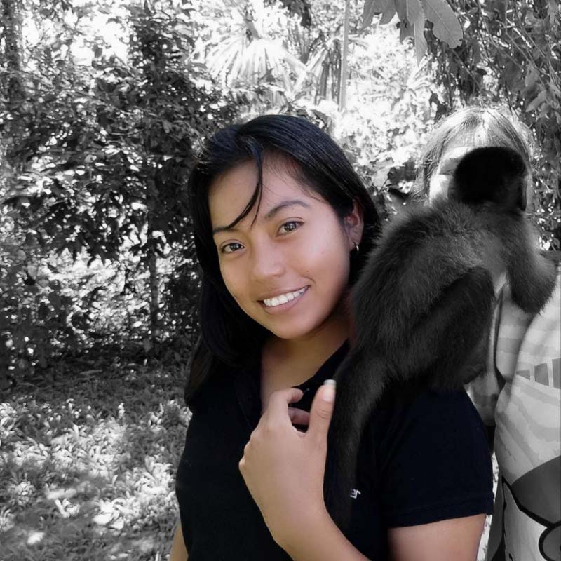 Guía turística en la selva amazónica cerca de Iquitos, ofreciendo experiencias personalizadas y aventuras únicas.