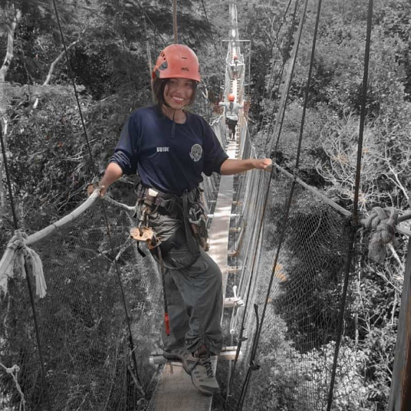 Guía turística en la selva amazónica cerca de Iquitos, ofreciendo experiencias personalizadas y aventuras únicas.