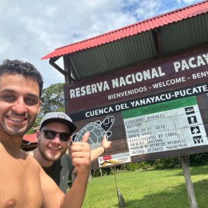 Dos personas posan frente al cartel informativo de ingreso a la Reserva Nacional Pacaya Samiria, en la cuenca Yanayacu-Pucate.