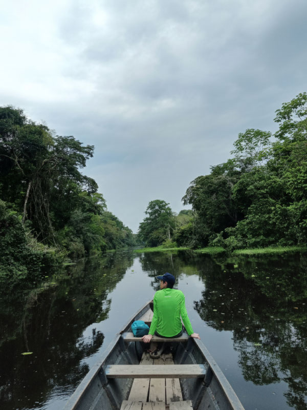 Exploración en Canoa: Navegación Silenciosa por las Quebradas del Amazonas